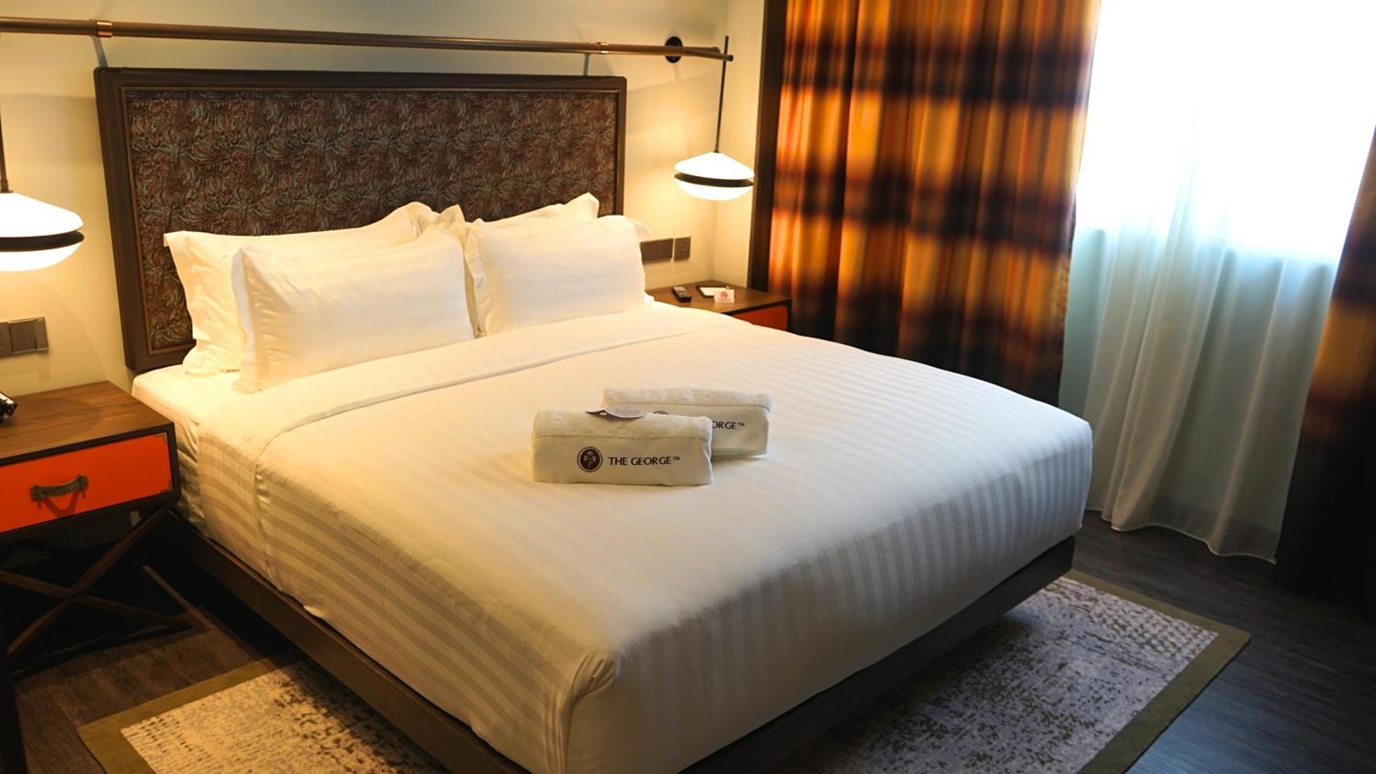 ホテル The George Penang By The Crest Collection ジョージタウン エクステリア 写真 A bed in a hotel room