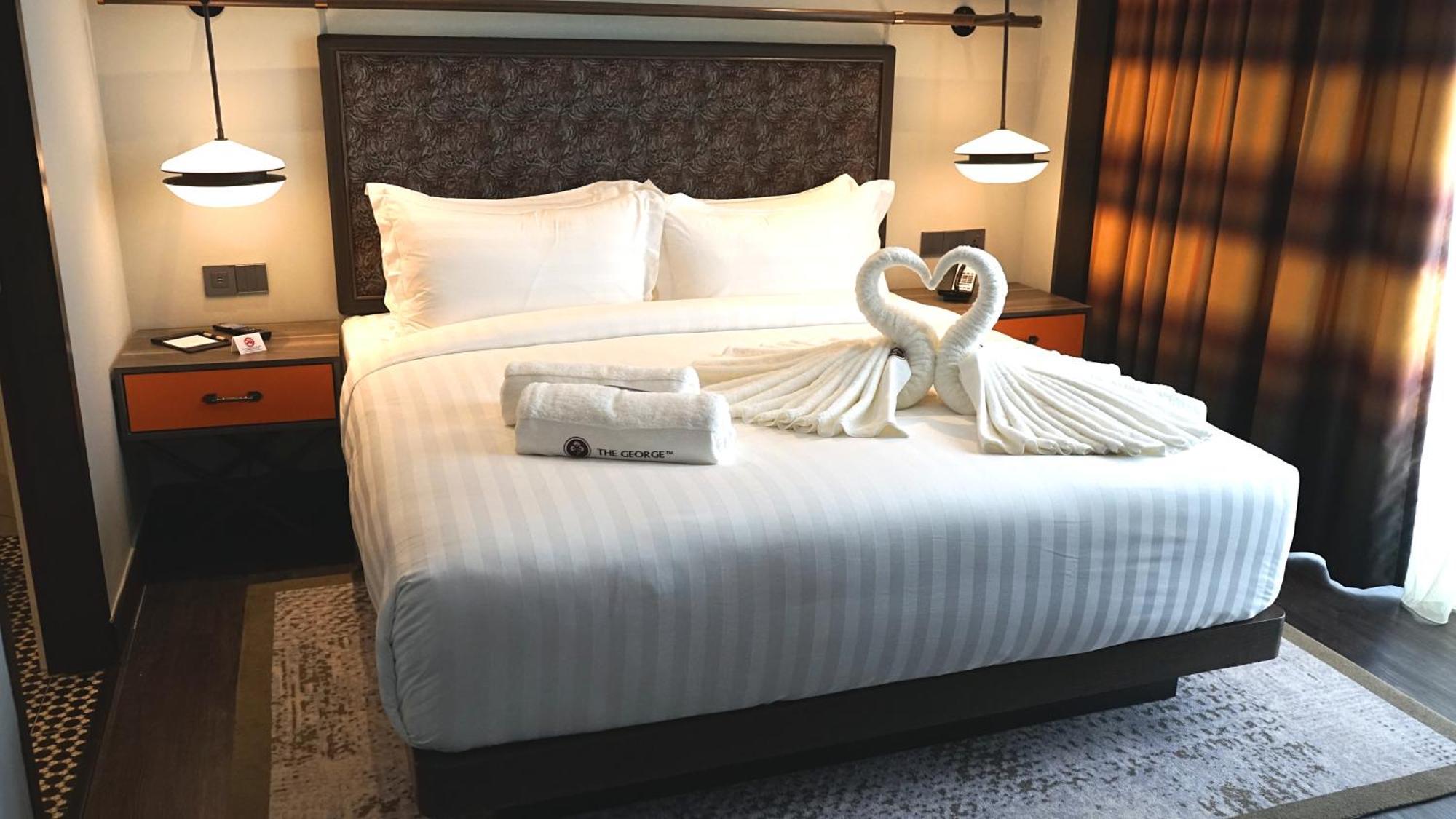 ホテル The George Penang By The Crest Collection ジョージタウン エクステリア 写真 A bed with a swan shaped towel