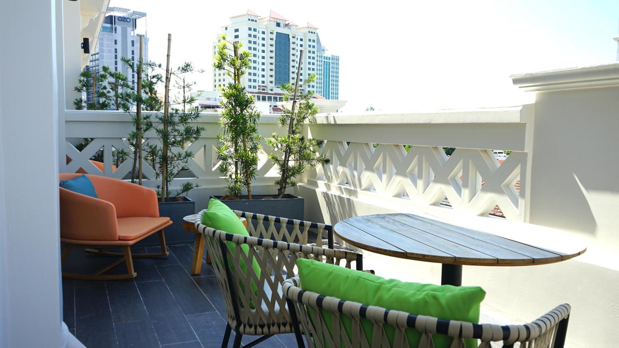 ホテル The George Penang By The Crest Collection ジョージタウン エクステリア 写真 A balcony in Bangkok, Thailand