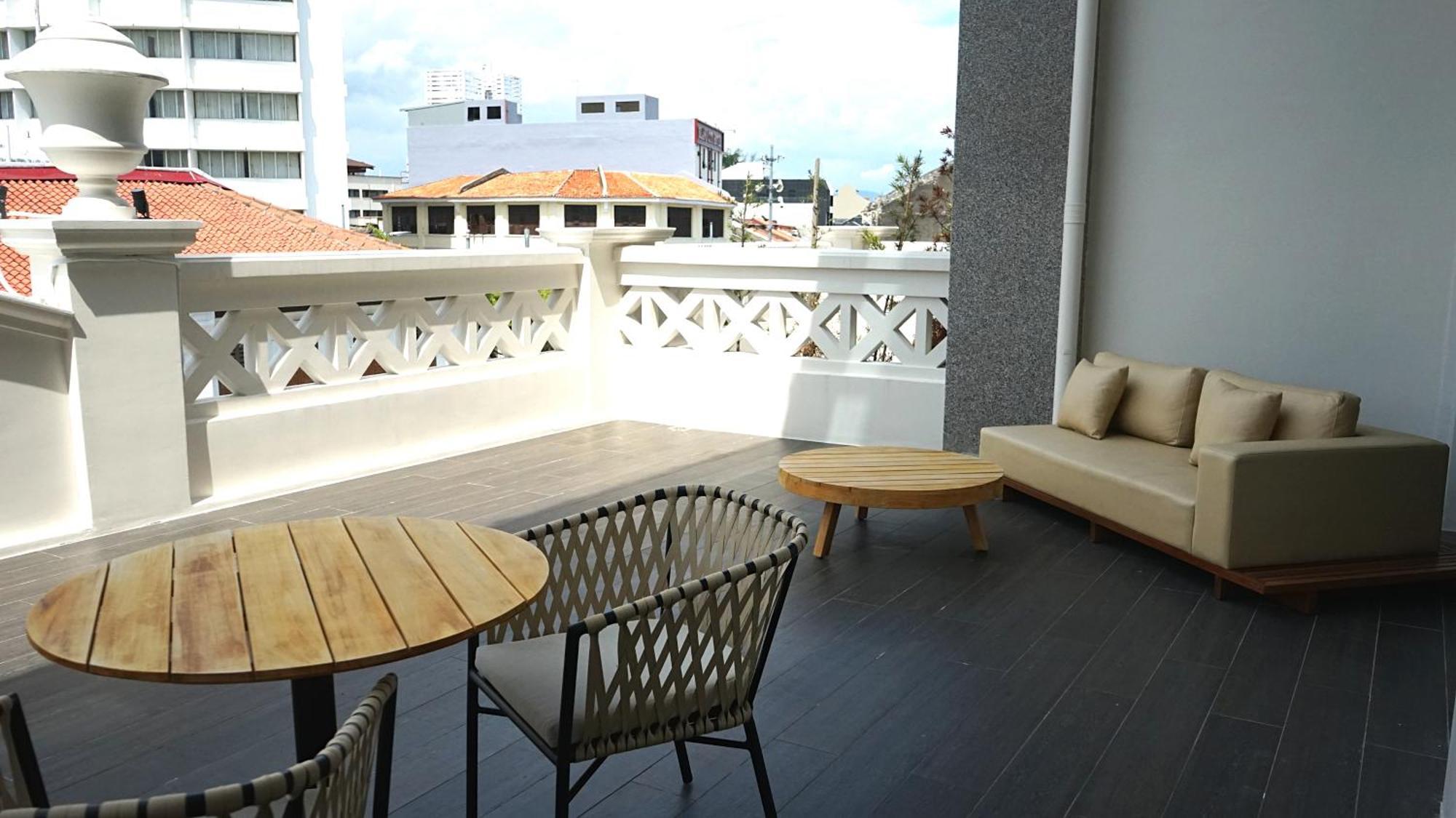 ホテル The George Penang By The Crest Collection ジョージタウン エクステリア 写真 A balcony
