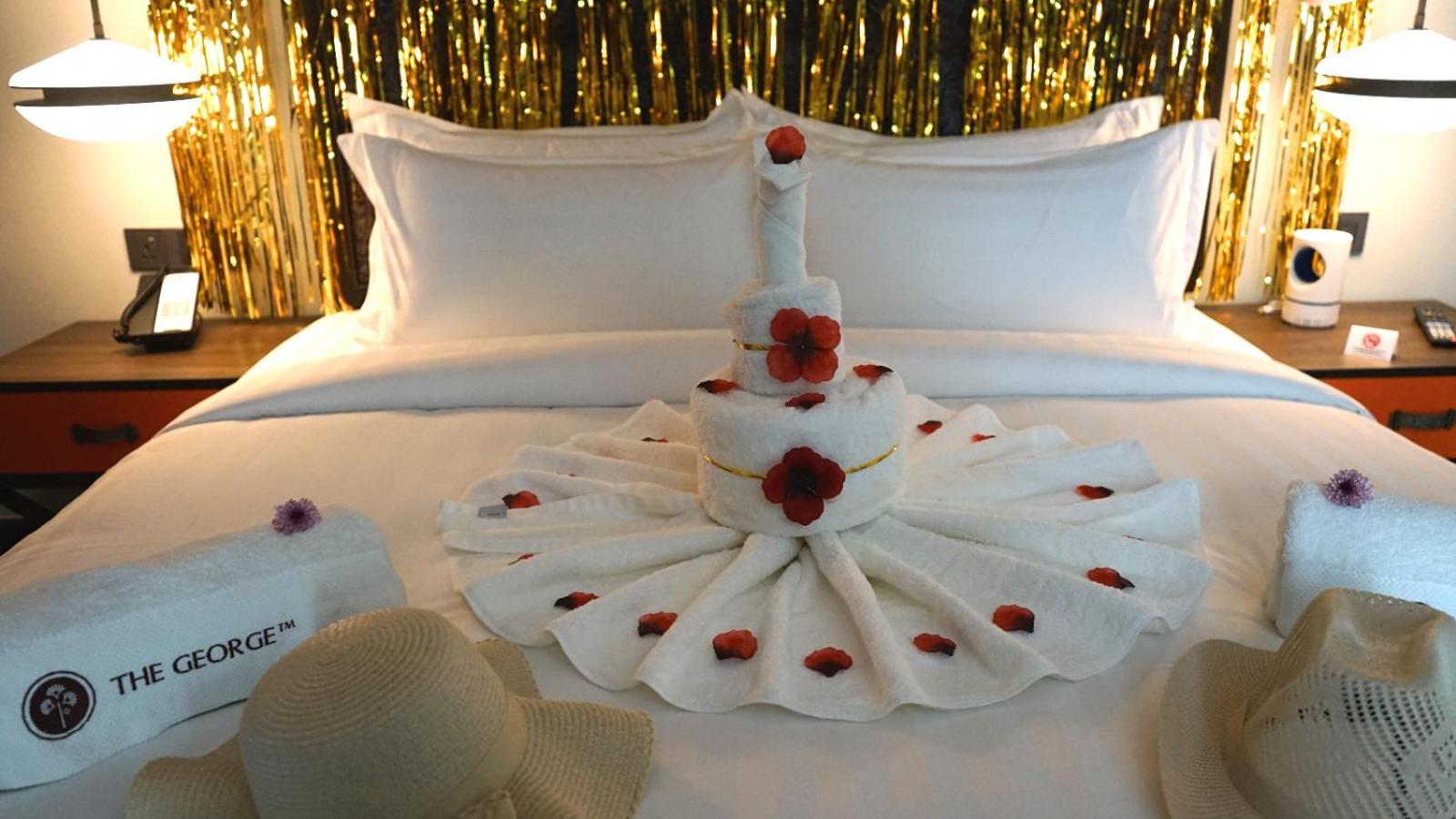 ホテル The George Penang By The Crest Collection ジョージタウン エクステリア 写真 A towel swan